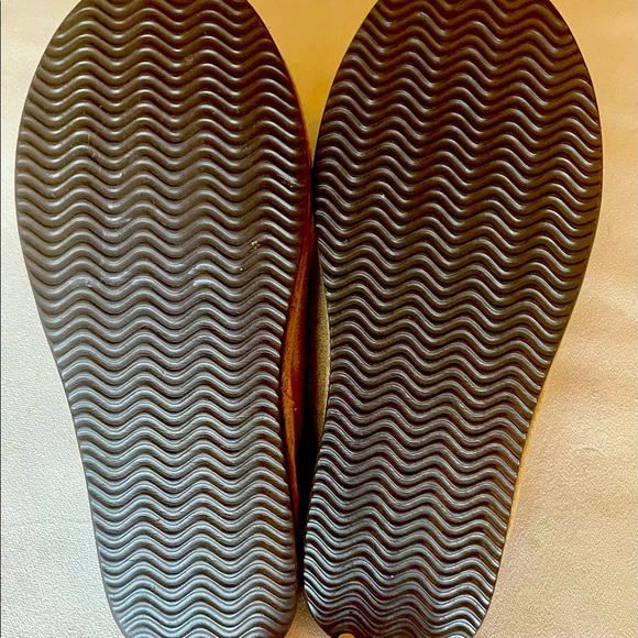 American Eagle Men’s slip-on slipper, never wore.  Size 10 - Picture 5 of 7